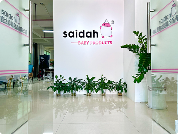 Muralha da história da empresa com marcos de produtos para bebês