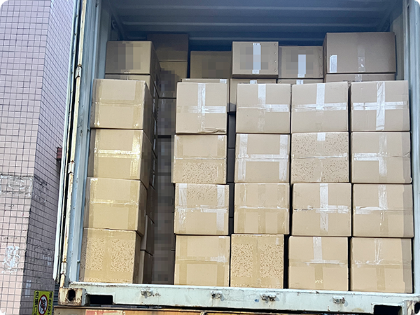 Equipe de P&D desenvolvendo xícaras de canudinho infantis