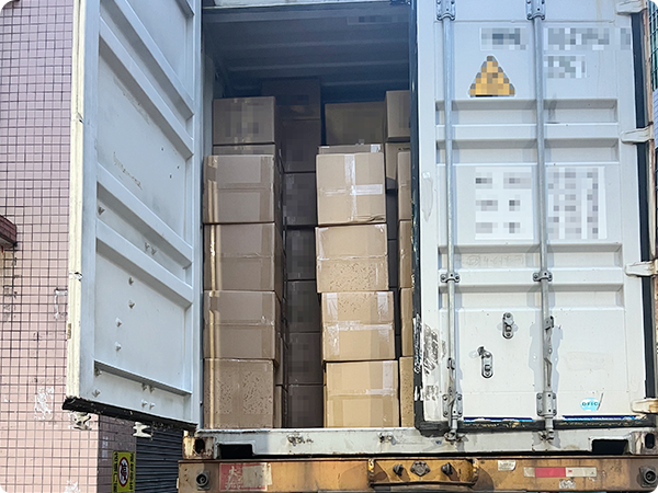 Equipe de P&D desenvolvendo xícaras de canudinho infantis