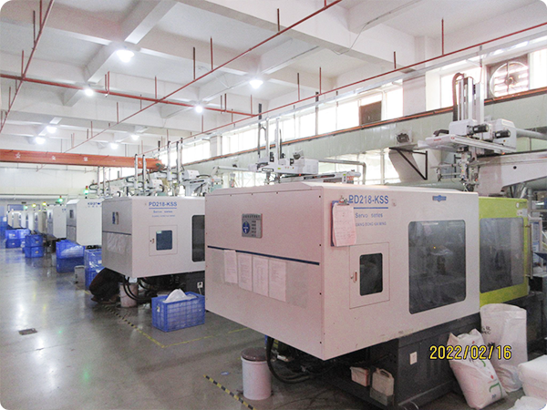 Equipe de P&D desenvolvendo xícaras de canudinho infantis