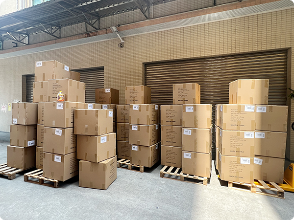 Equipe de P&D desenvolvendo xícaras de canudinho infantis